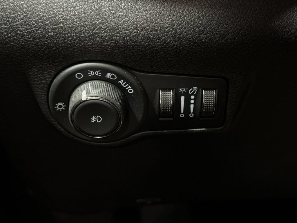 Used 2024 Jeep Compass Latitude w/ Altitude Special Edition AWD/4WD image 18