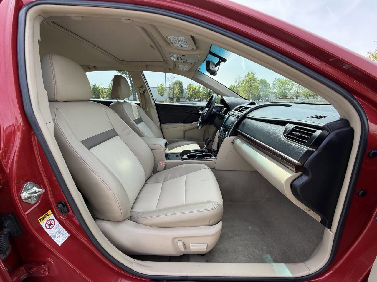Used 2014 Toyota Camry XLE w/ Leather Package FWD image 17
