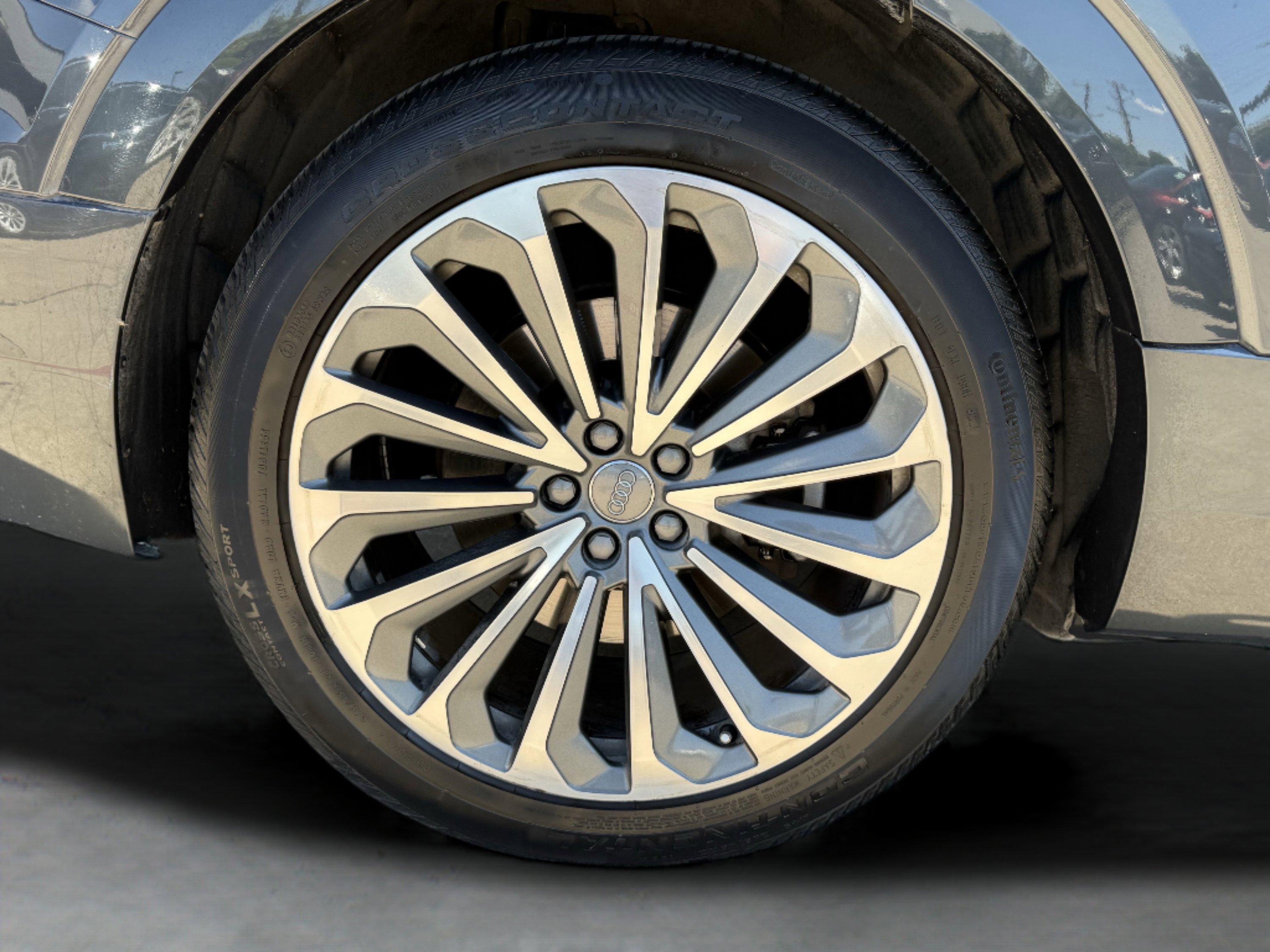 Used 2019 Audi e-tron Prestige w/ Prestige Package image 10