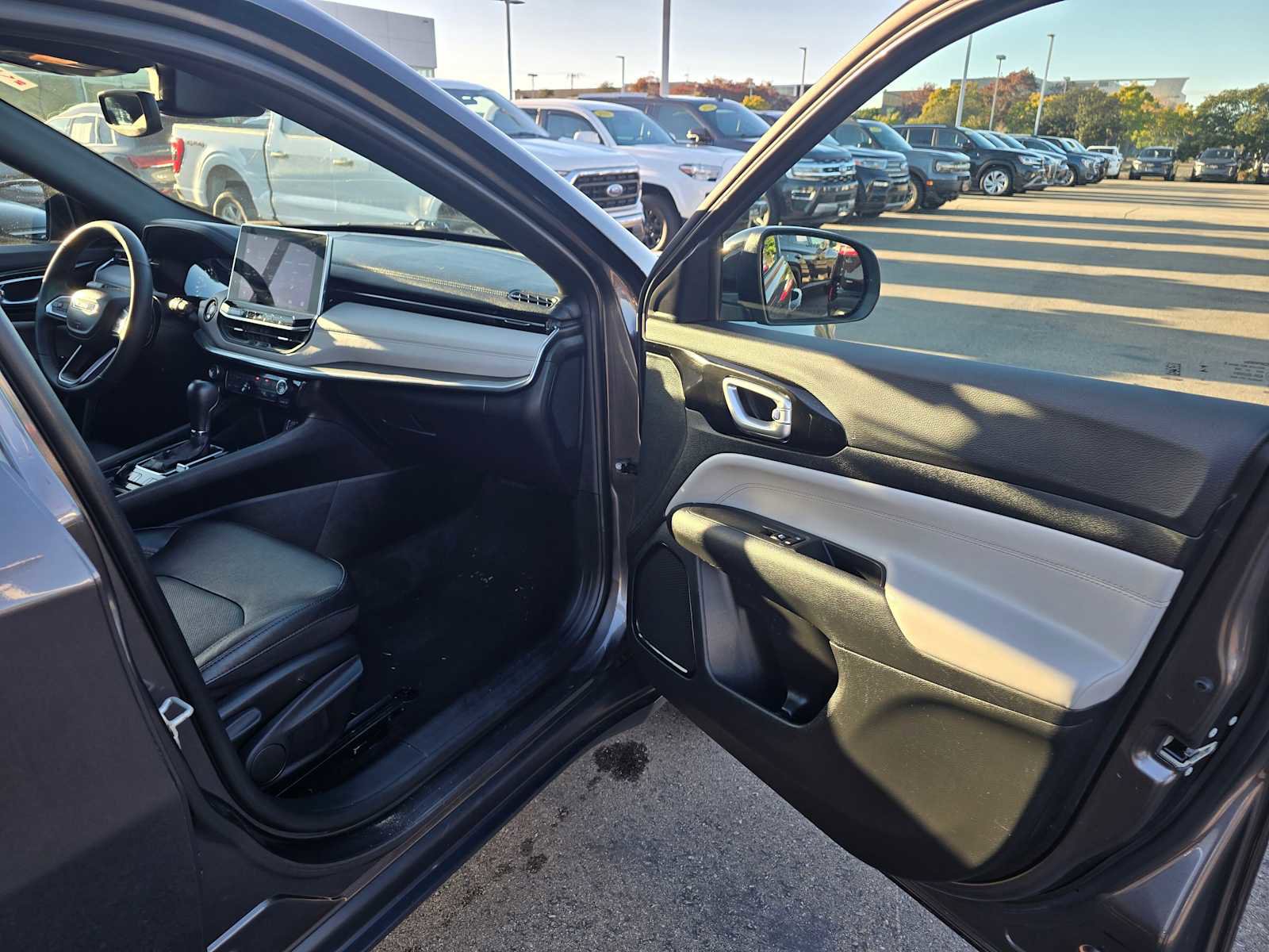 Used 2023 Jeep Compass Limited image 12