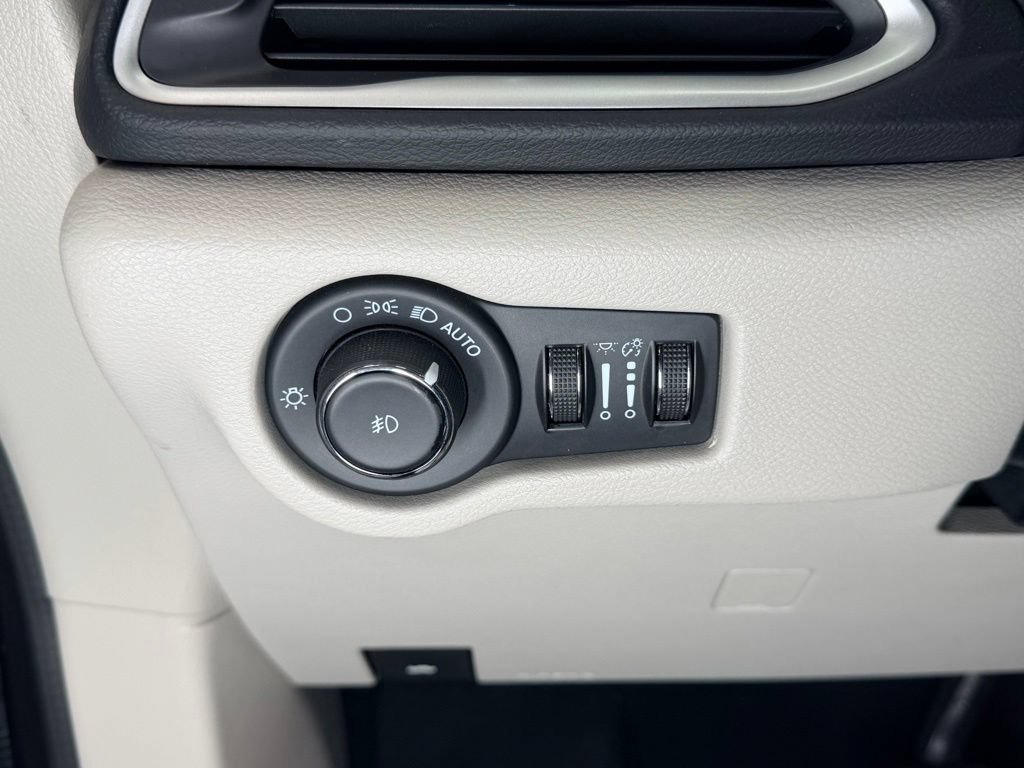 Used 2023 Chrysler Pacifica Touring-L FWD image 19