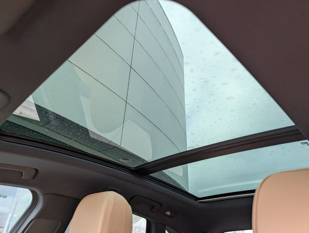 Certified 2022 Porsche Macan AWD/4WD image 18