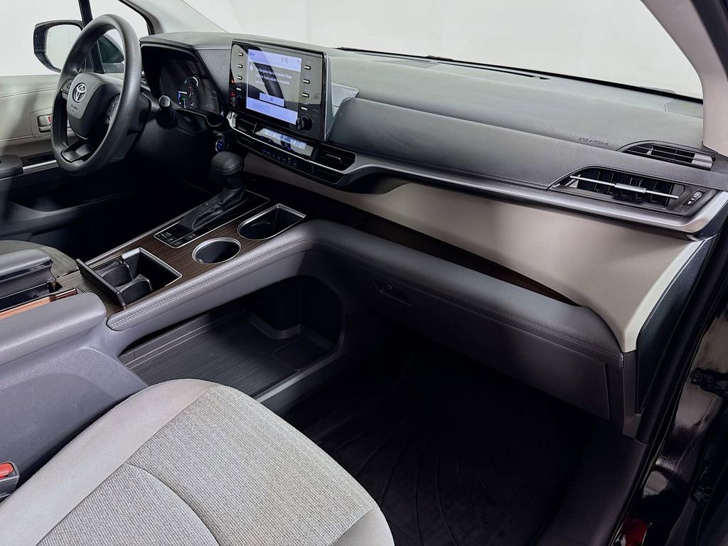 Certified 2022 Toyota Sienna LE FWD image 28
