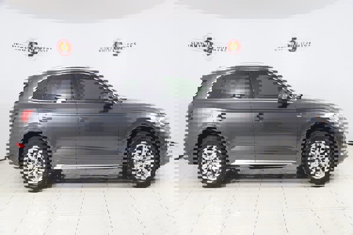 Used 2024 Audi Q5 2.0T Premium w/ Convenience Package image 2