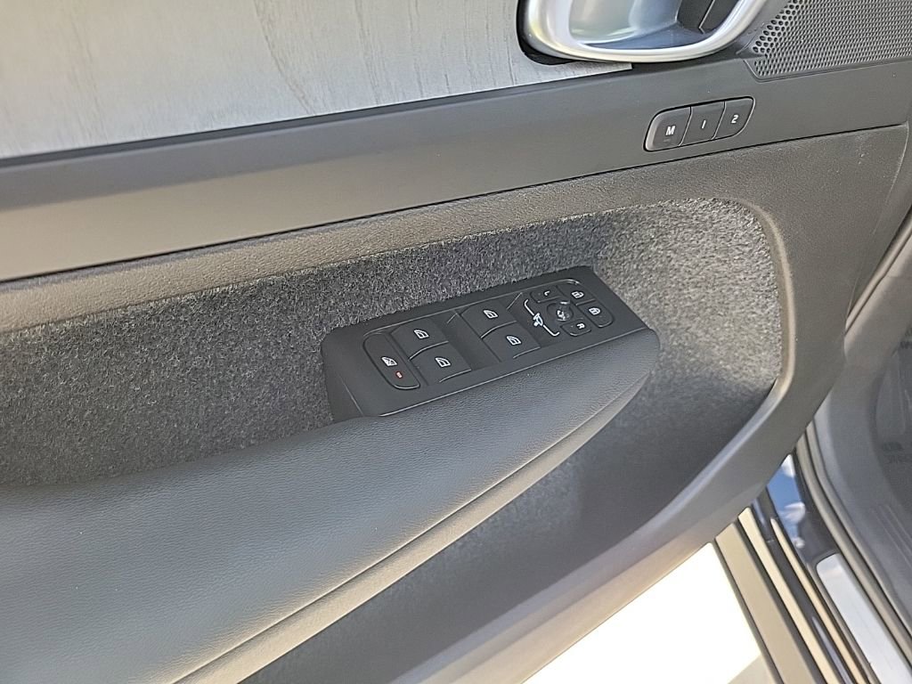 Used 2025 Volvo XC40 B5 Core image 16