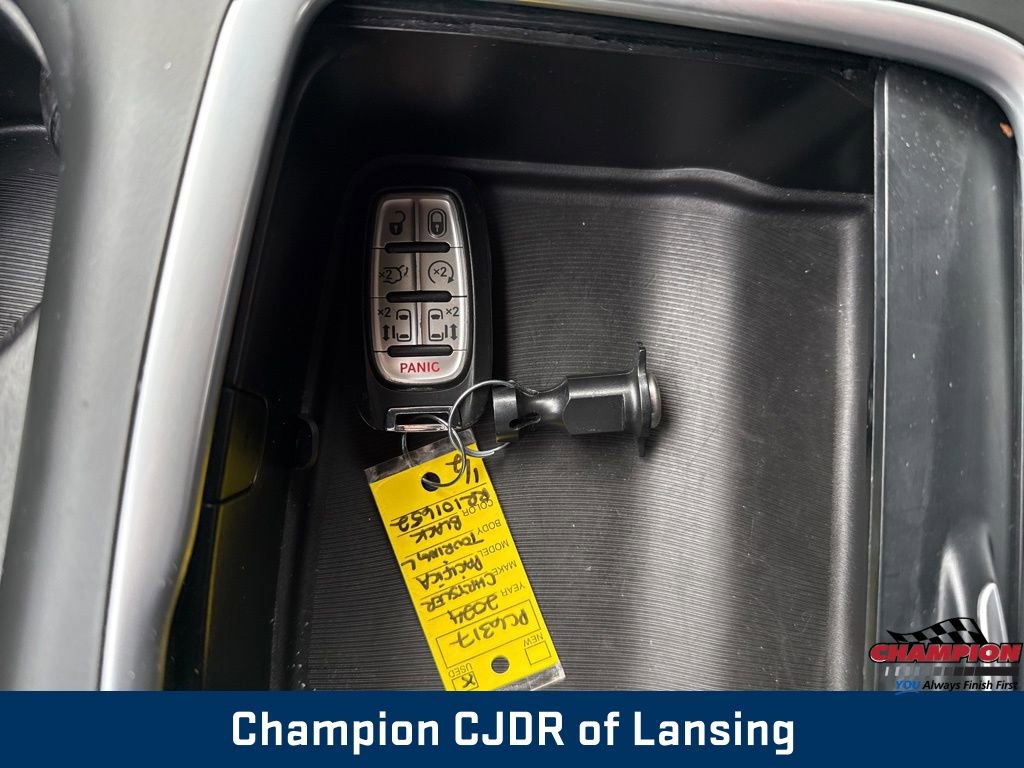 Used 2024 Chrysler Pacifica Touring-L image 32