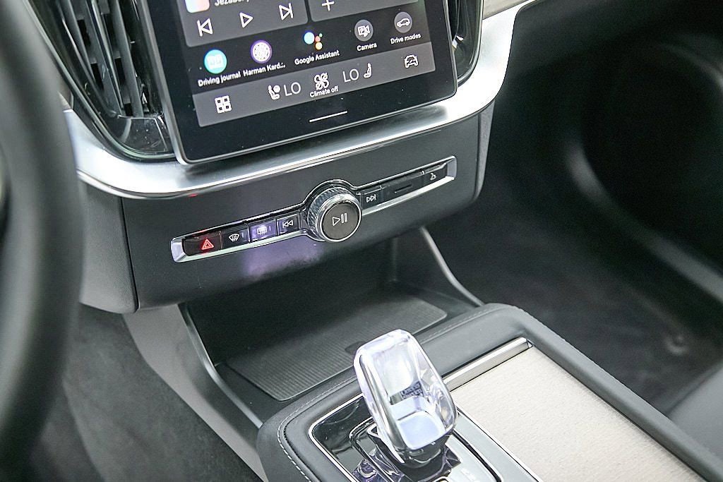 New 2026 Volvo XC90 B6 Plus w/ Protection Package Premier image 16