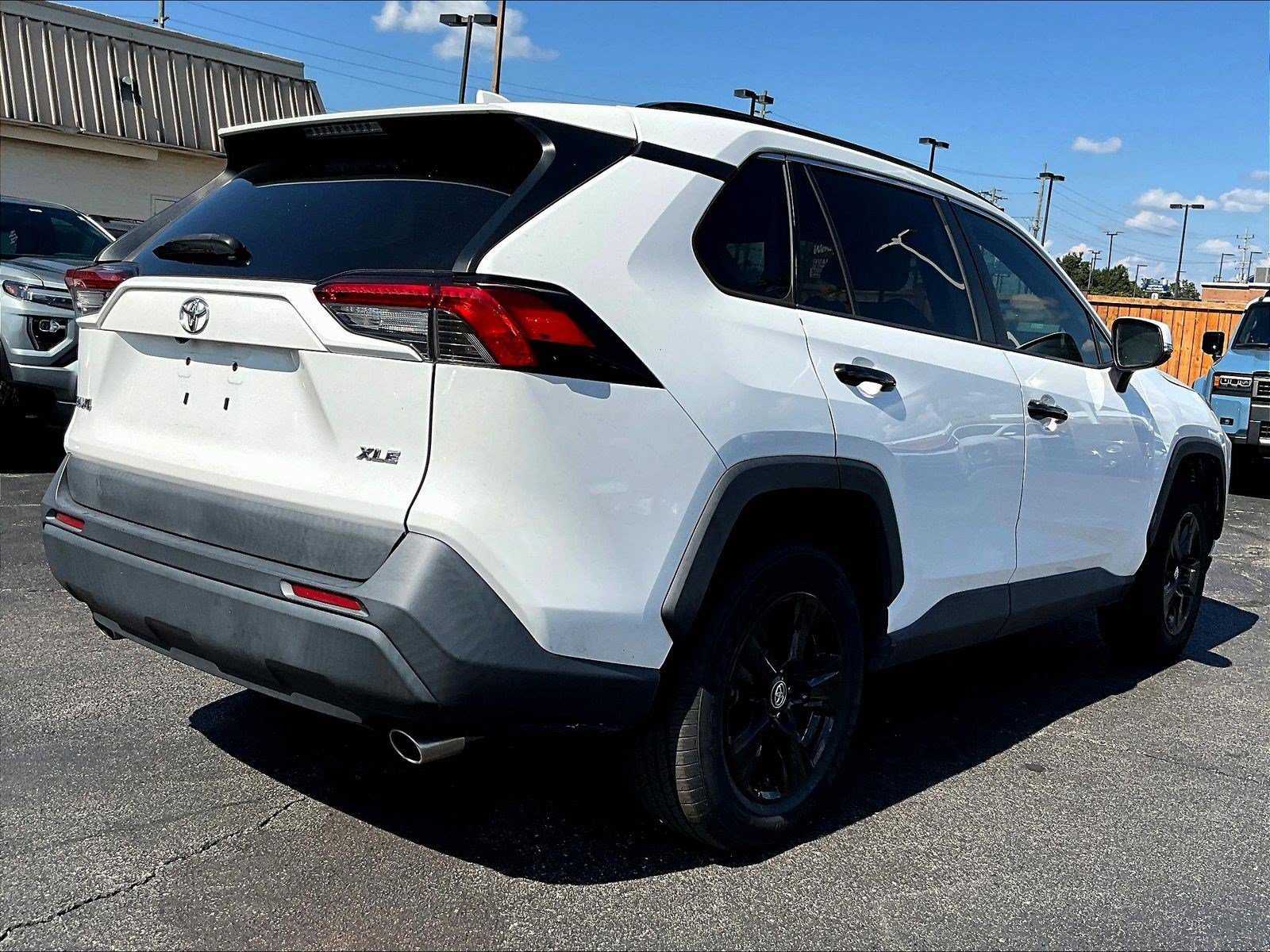 Used 2019 Toyota RAV4 XLE FWD image 6