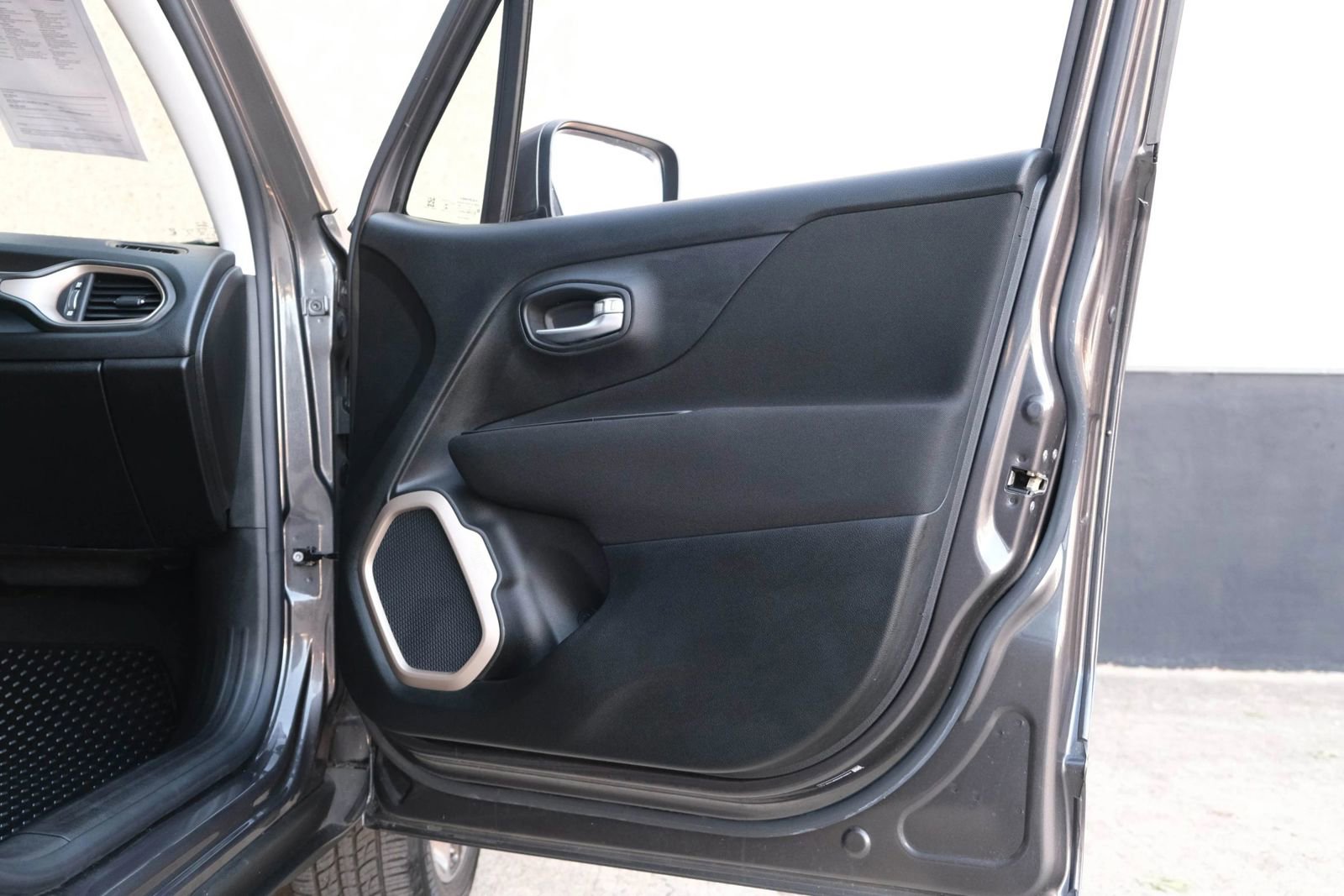 Used 2017 Jeep Renegade Latitude image 31