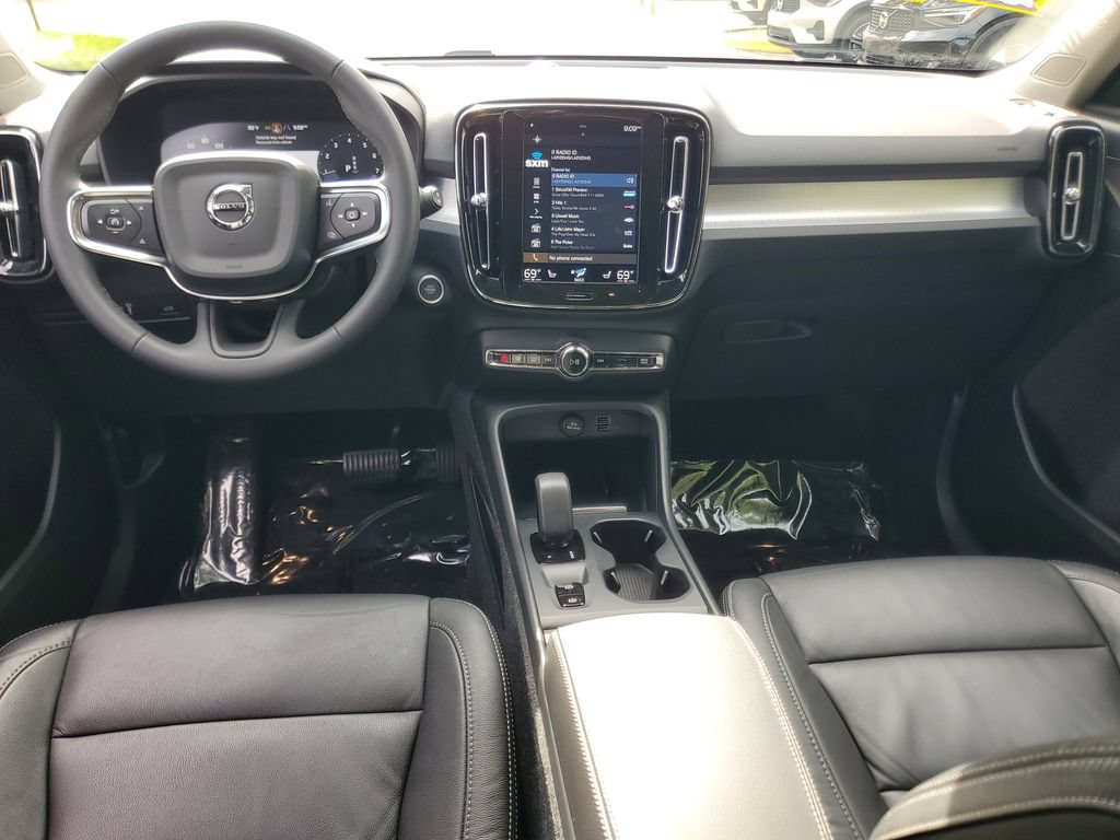 Certified 2022 Volvo XC40 T4 Momentum w/ Premium Package FWD image 15