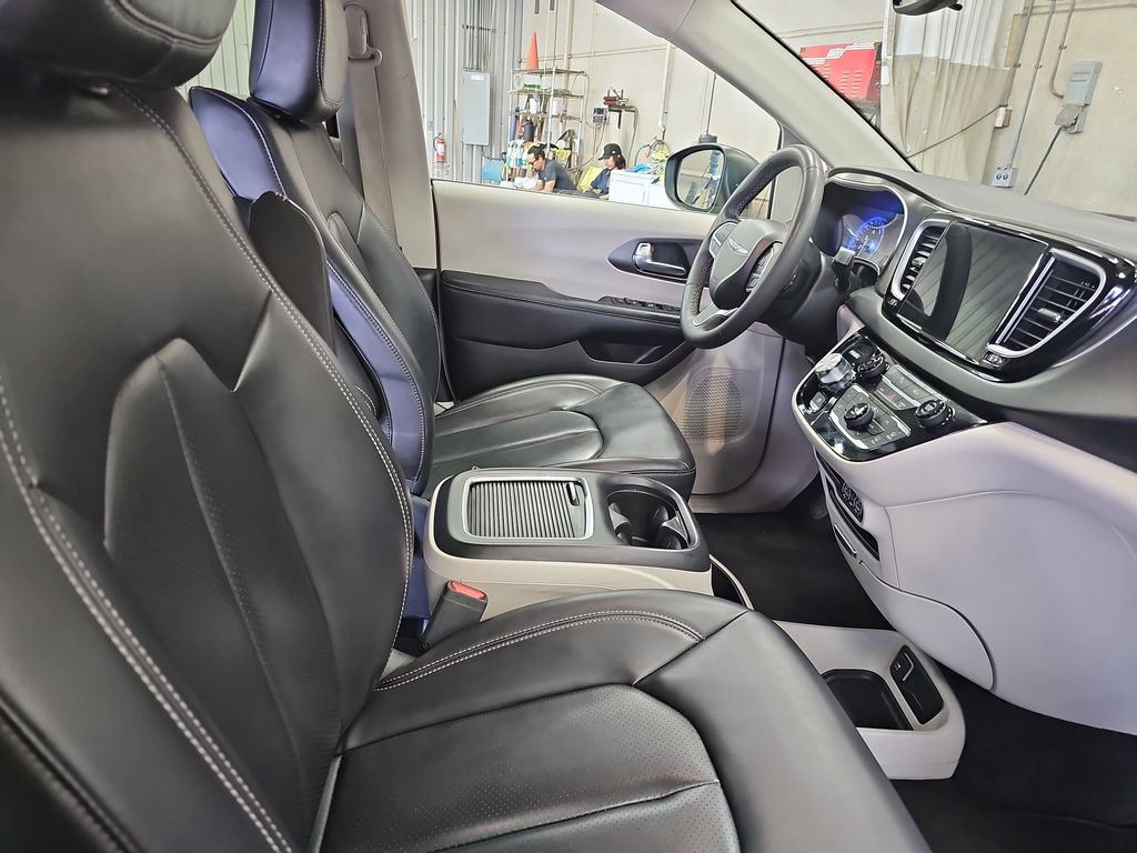 Used 2023 Chrysler Pacifica Touring-L FWD image 10
