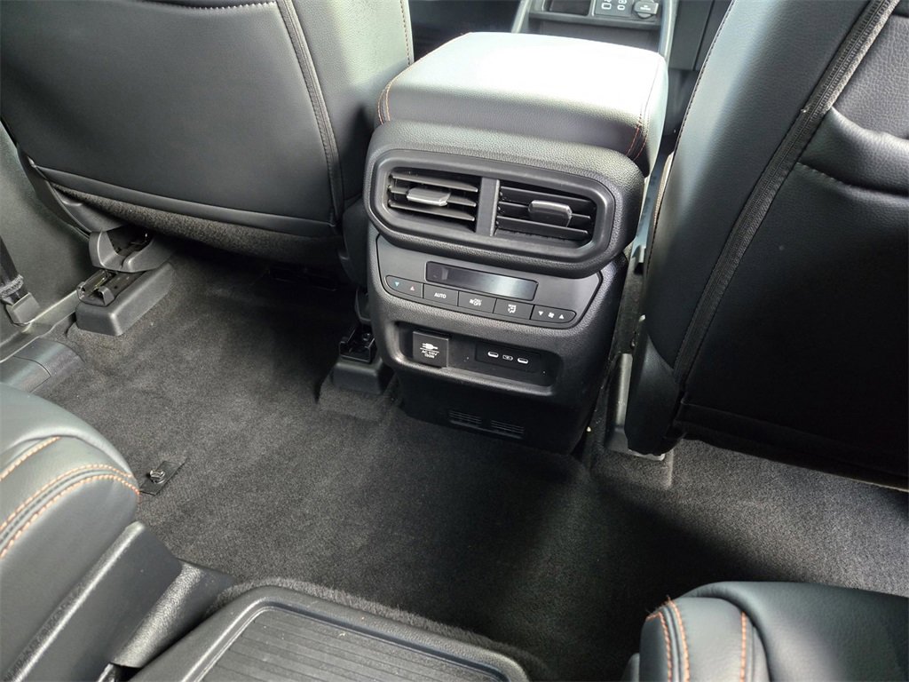 Used 2025 Honda Pilot TrailSport image 11