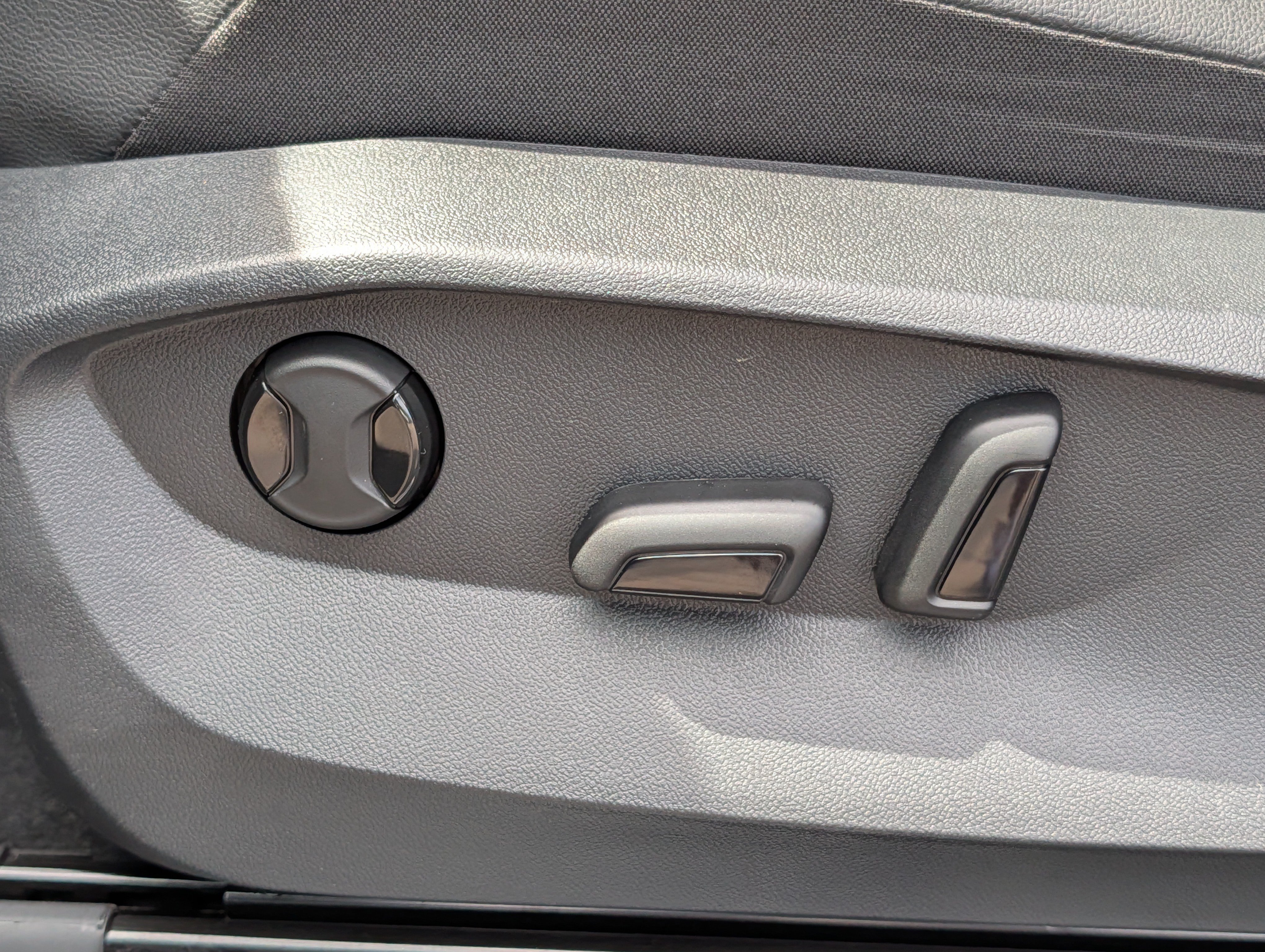 Certified 2024 Volkswagen Tiguan Wolfsburg Edition w/ Panoramic Sunroof Package AWD/4WD image 19