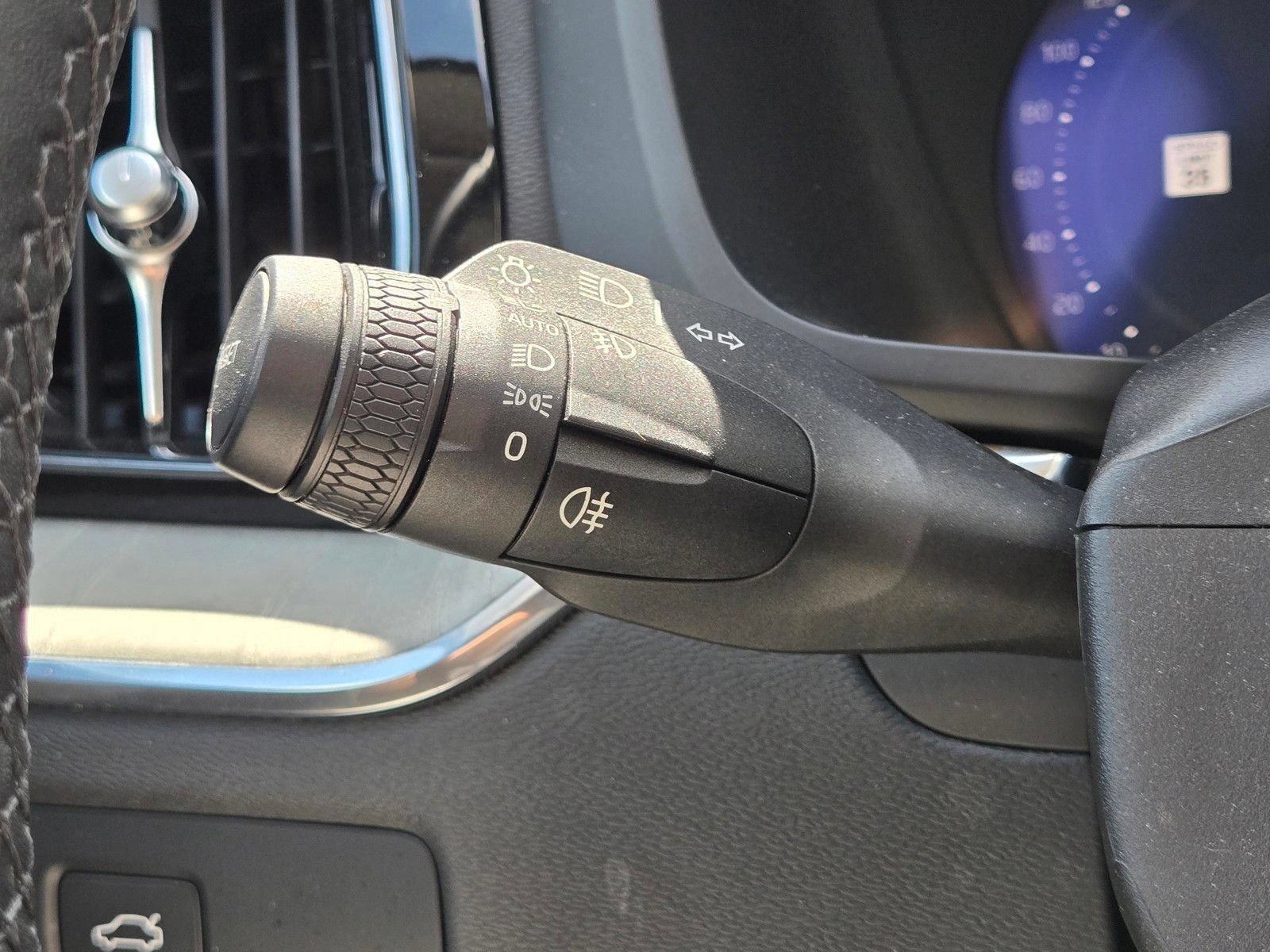 Certified 2025 Volvo XC60 B5 Plus AWD/4WD image 29