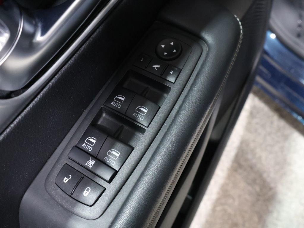 Certified 2025 Chrysler Pacifica Limited image 16