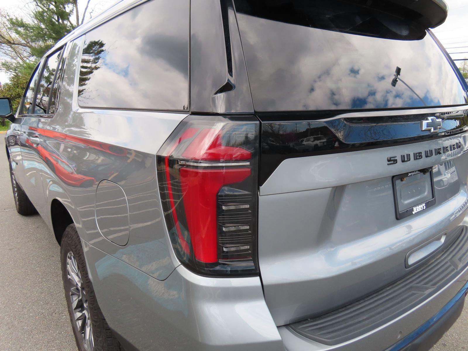 Used 2025 Chevrolet Suburban Z71 image 10