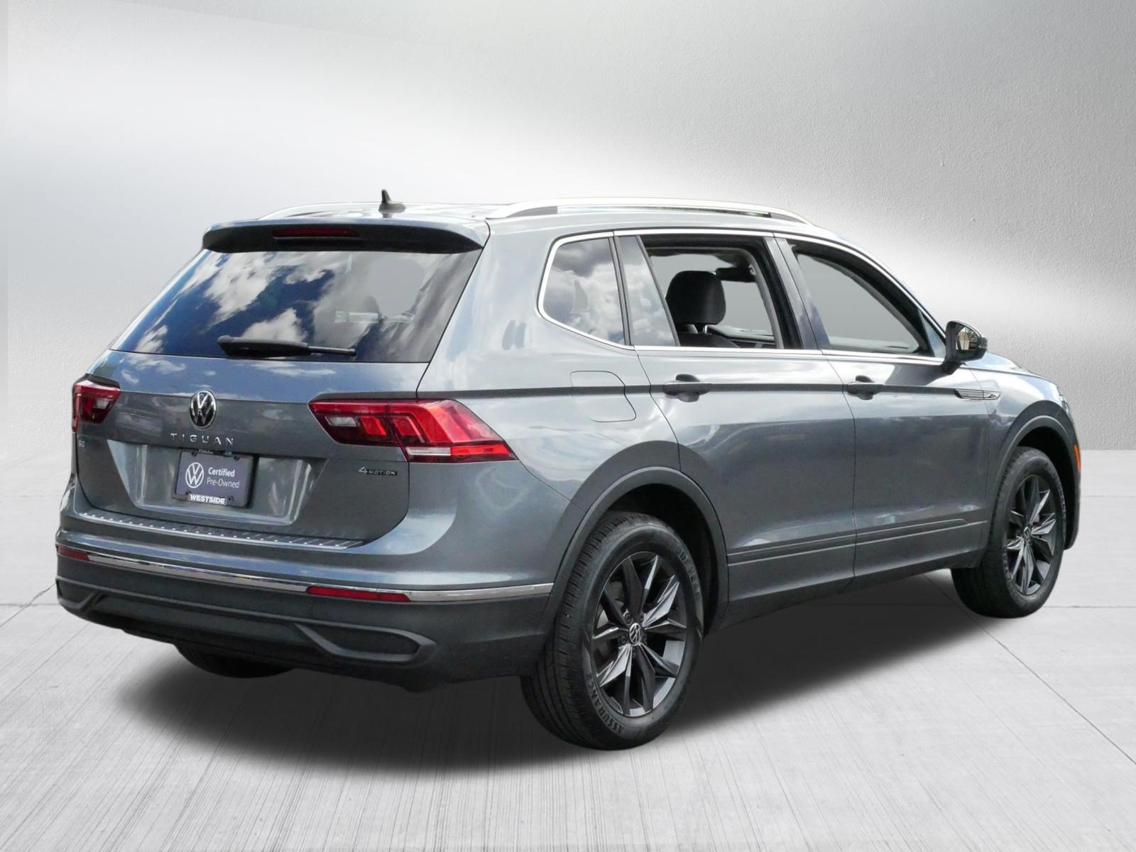 Certified 2023 Volkswagen Tiguan SE w/ Panoramic Sunroof Package AWD/4WD image 7