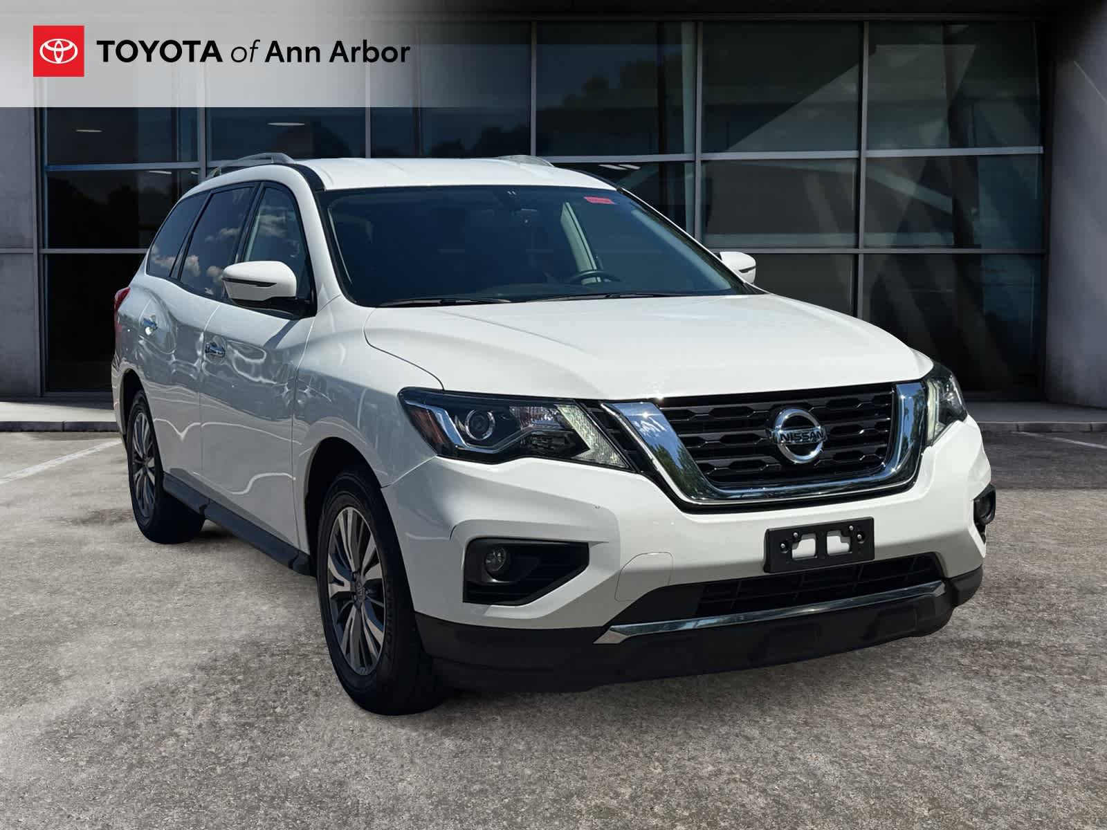 Used 2019 Nissan Pathfinder SV FWD image 1