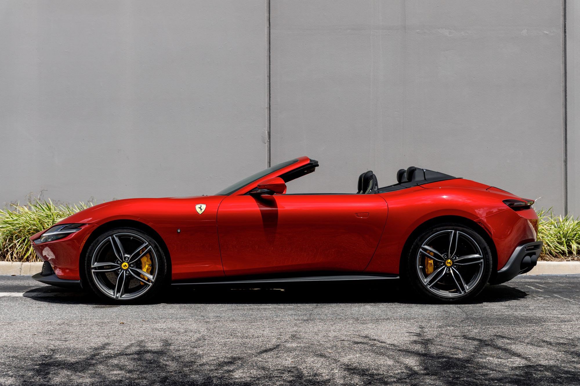 Used 2025 Ferrari Roma Spider RWD image 2