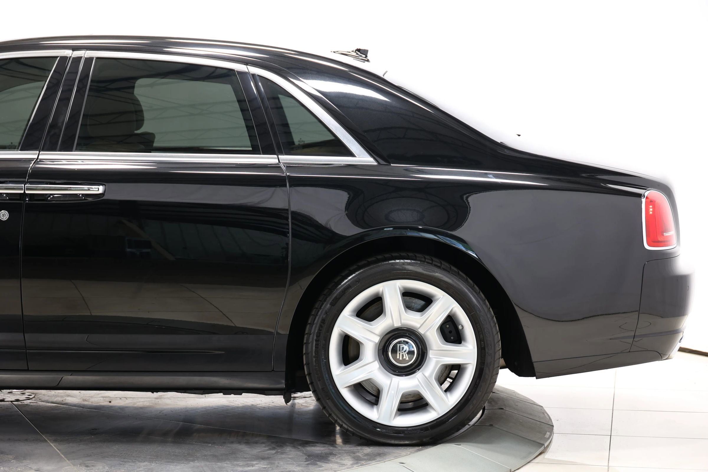 Used 2010 Rolls-Royce Ghost RWD image 9