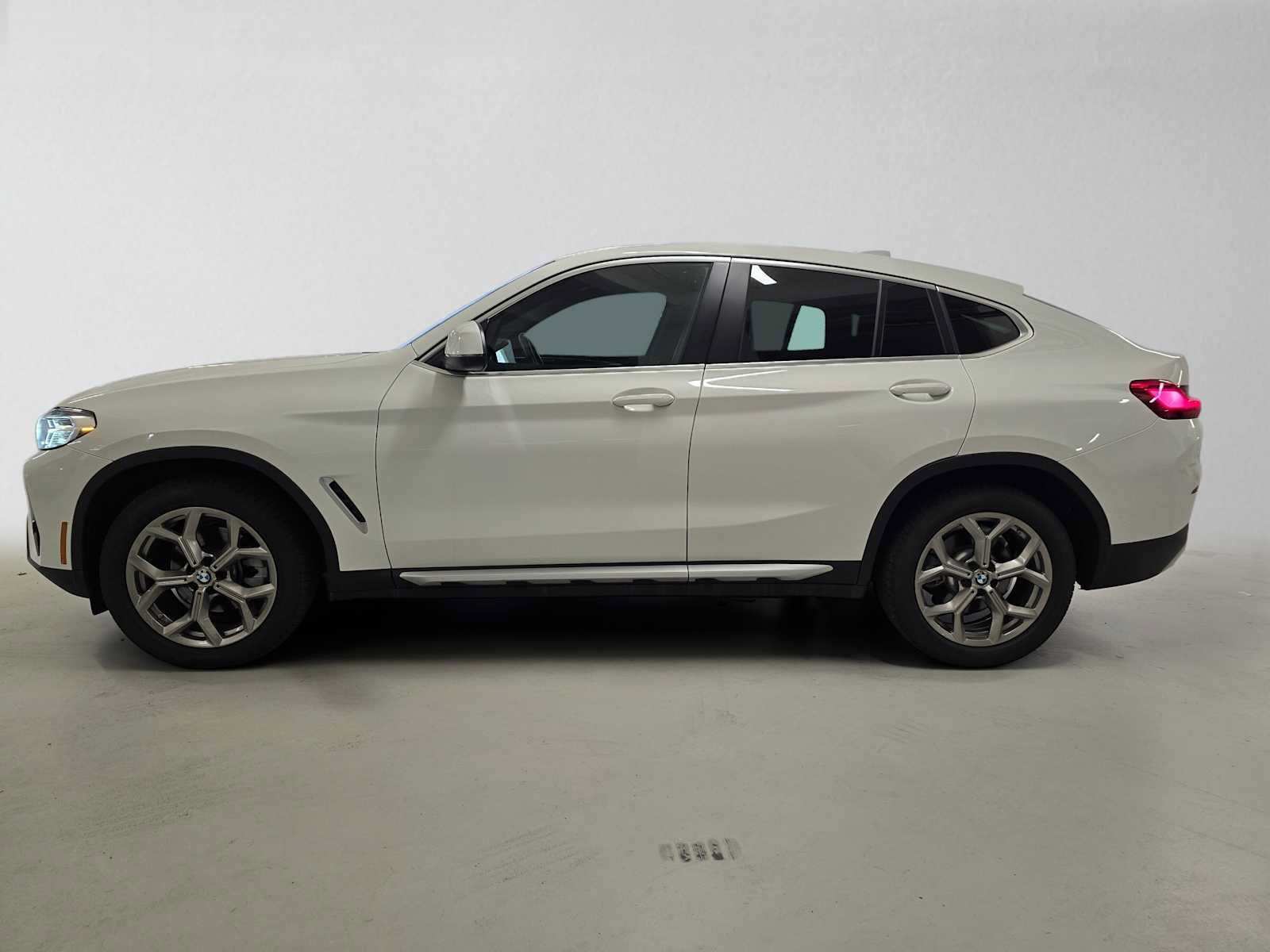 Used 2025 BMW X4 xDrive30i AWD/4WD image 2
