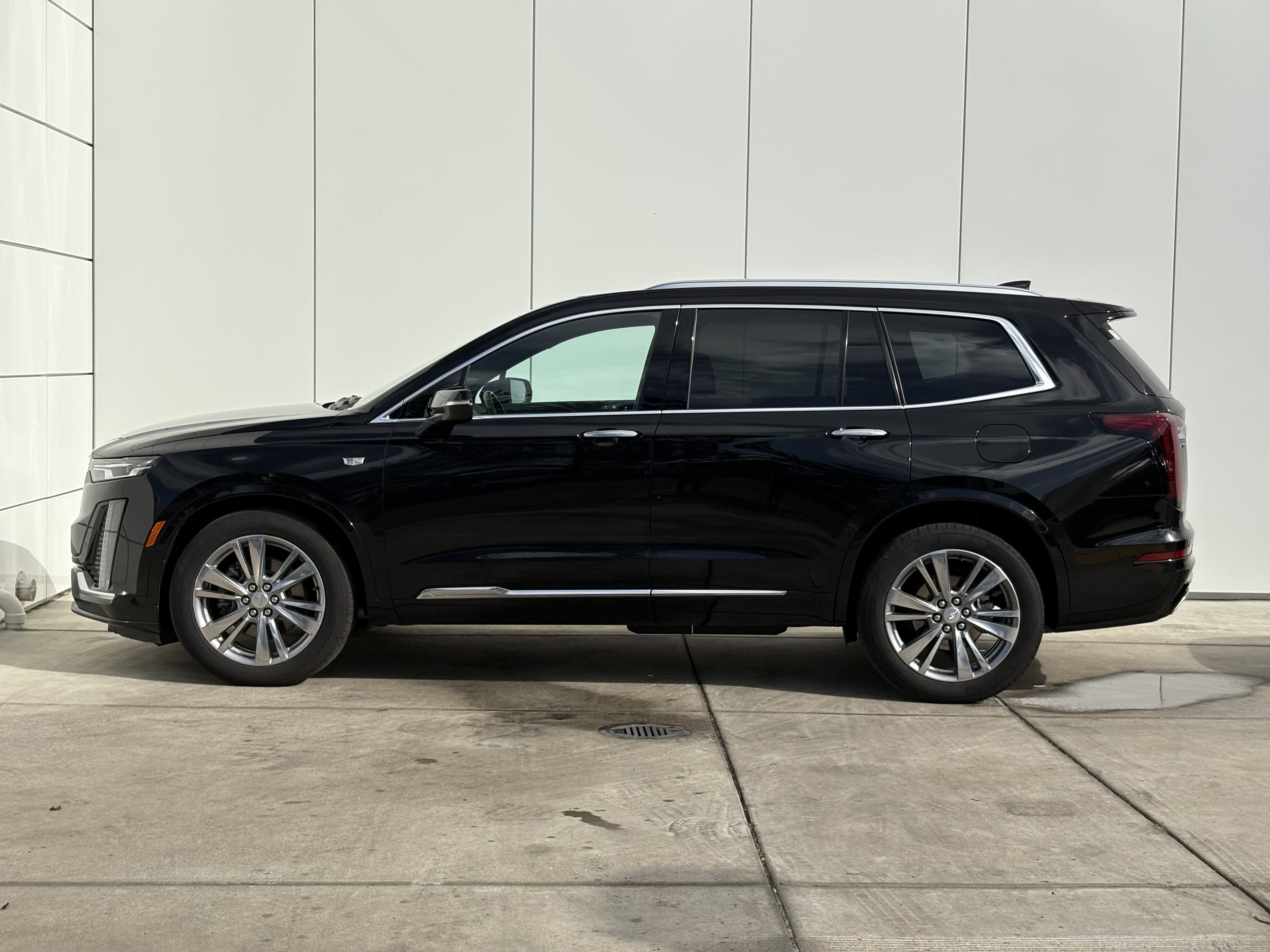 Certified 2024 Cadillac XT6 Premium Luxury image 4