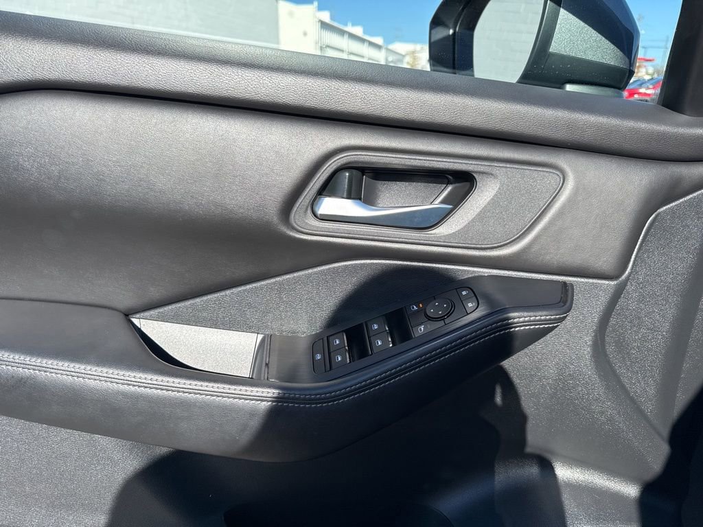 Used 2024 Nissan Rogue SV image 11