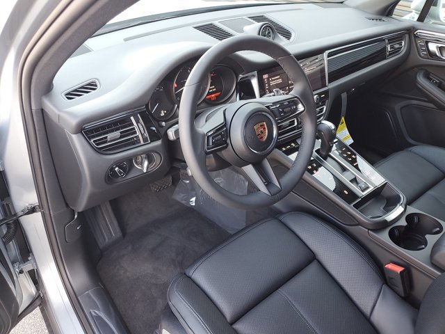 Used 2025 Porsche Macan image 4