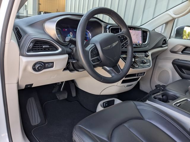 Used 2023 Chrysler Pacifica Touring-L FWD image 10