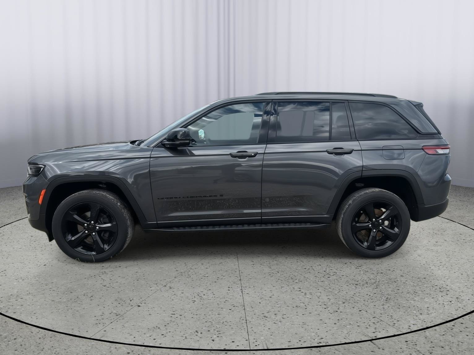 Used 2024 Jeep Grand Cherokee Altitude AWD/4WD image 2