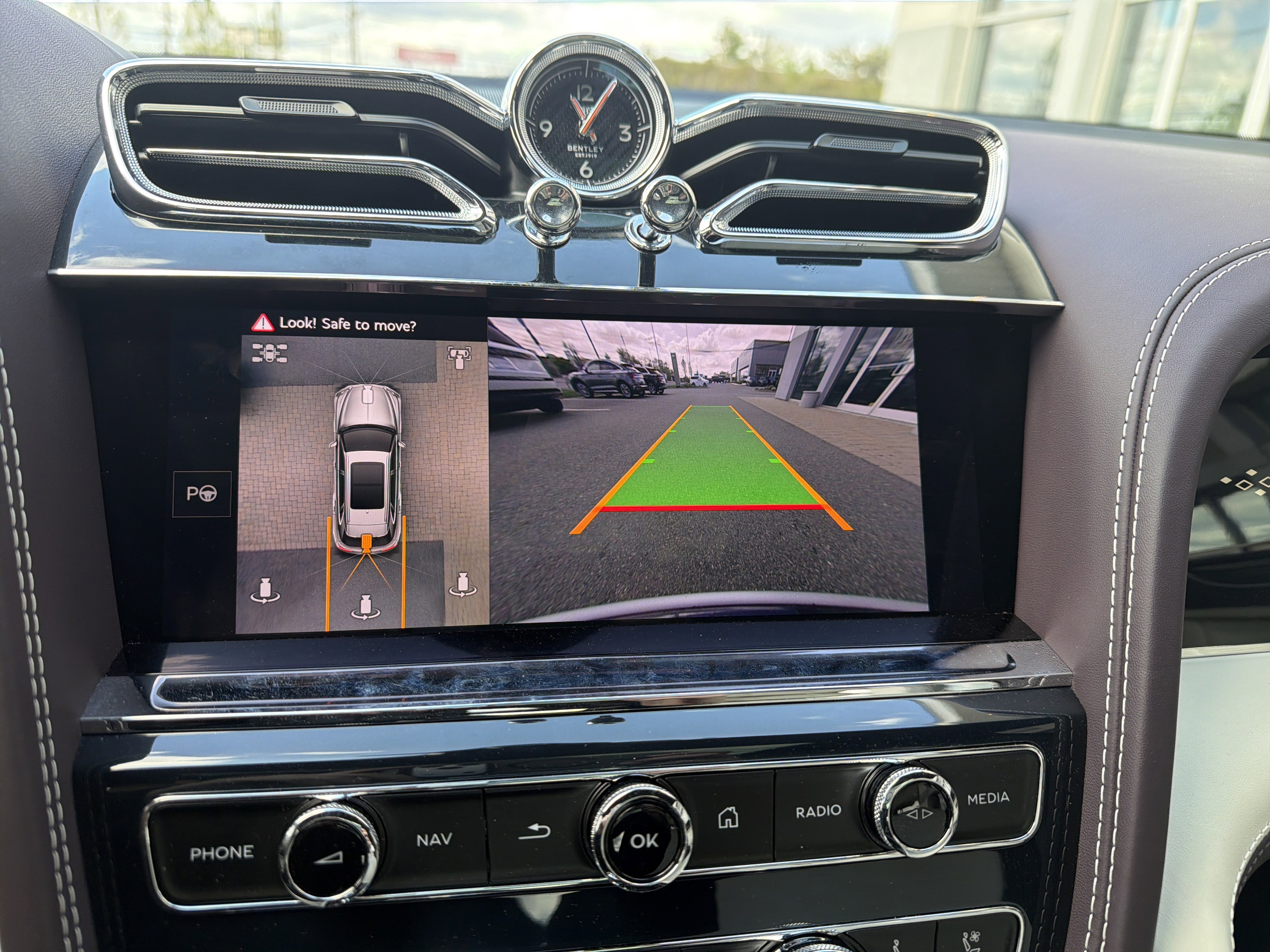 Used 2024 Bentley Bentayga Extended Wheelbase AWD/4WD image 24