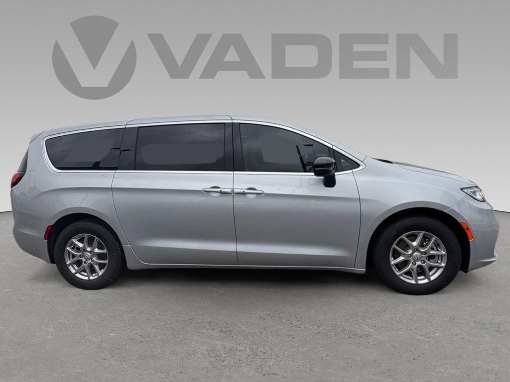 New 2026 Chrysler Pacifica Select image 4