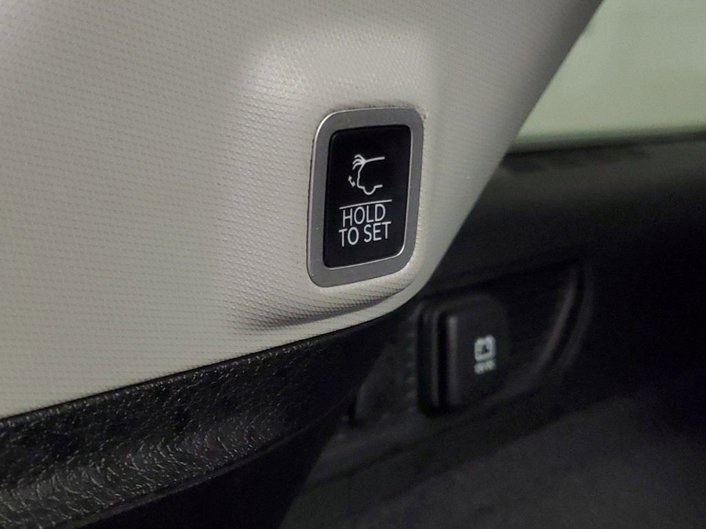 Used 2022 Jeep Grand Cherokee Overland w/ Luxury Tech Group IV AWD/4WD image 10