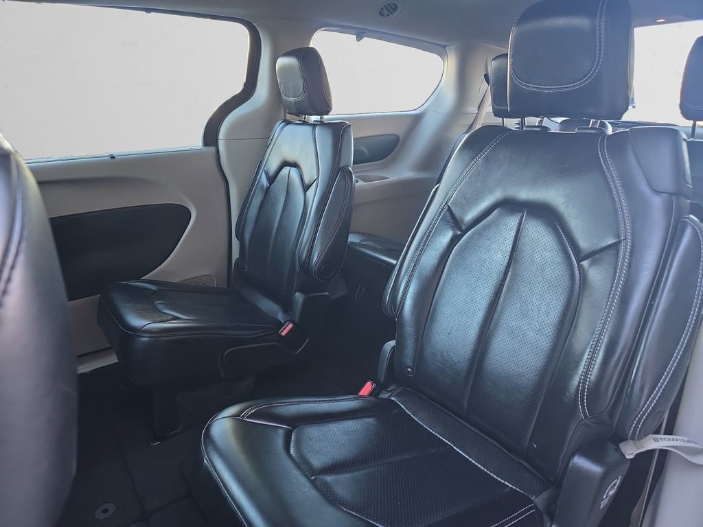 Used 2023 Chrysler Pacifica Touring-L image 14