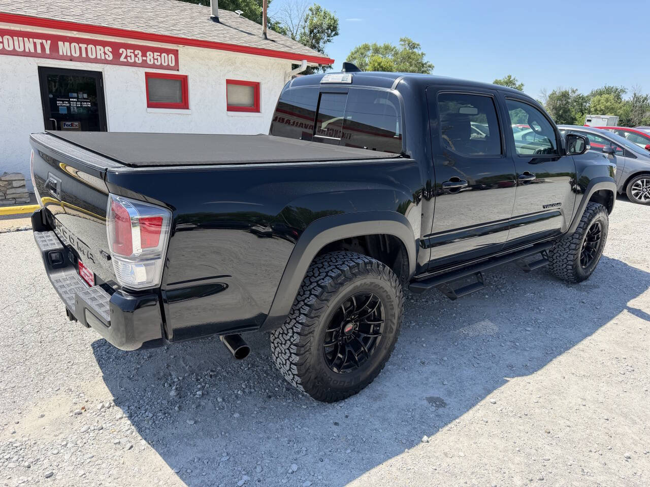 Used 2022 Toyota Tacoma TRD Off-Road w/ TRD Premium Off Road Package AWD/4WD image 3