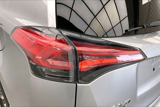 Used 2018 Toyota RAV4 XLE AWD/4WD image 27