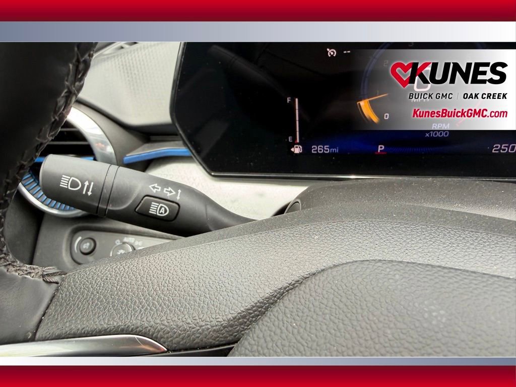 Used 2025 Chevrolet Trax LT w/ LT Convenience Package FWD image 12