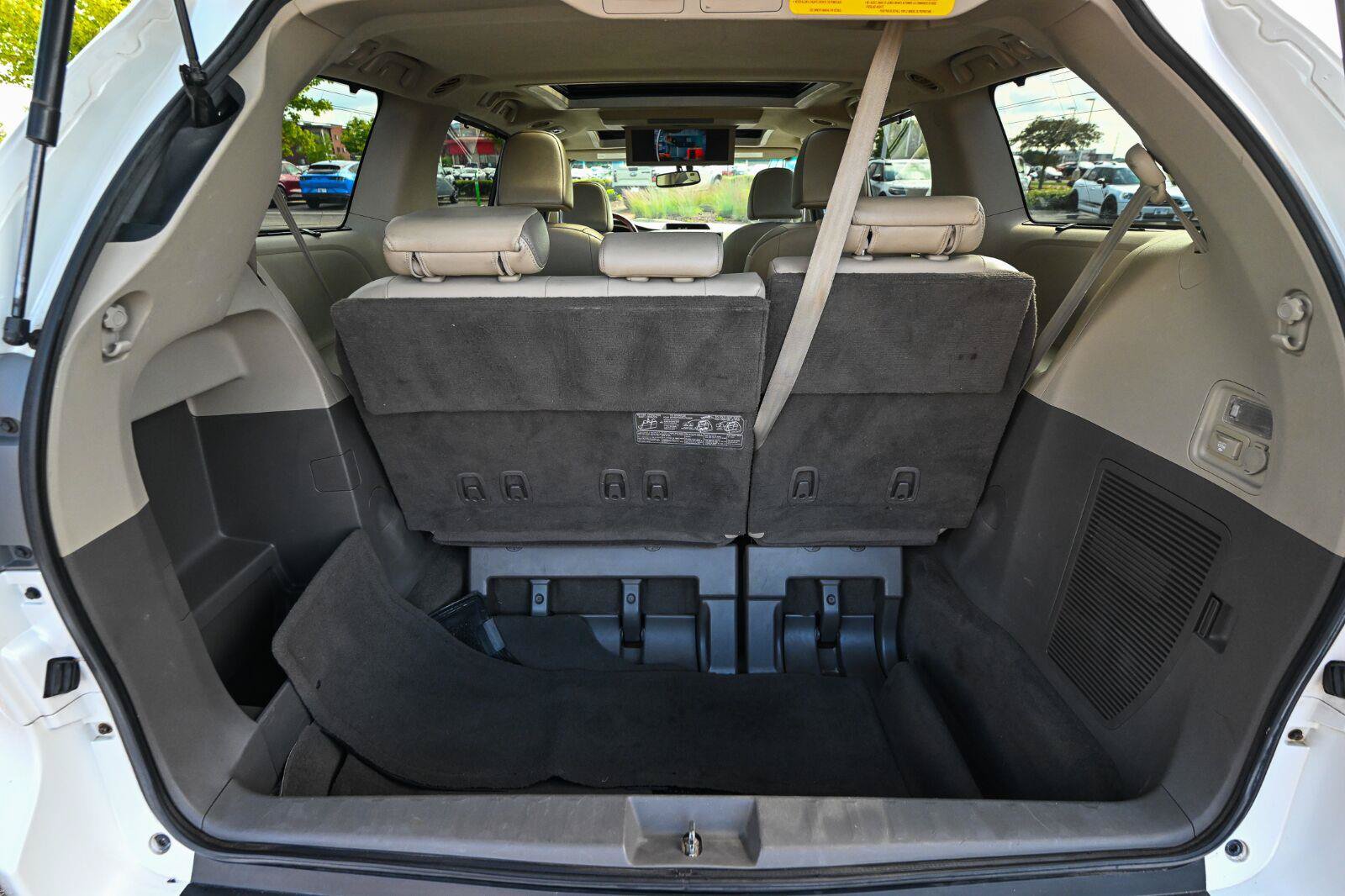 Used 2011 Toyota Sienna Limited w/ Premium Pkg FWD image 16