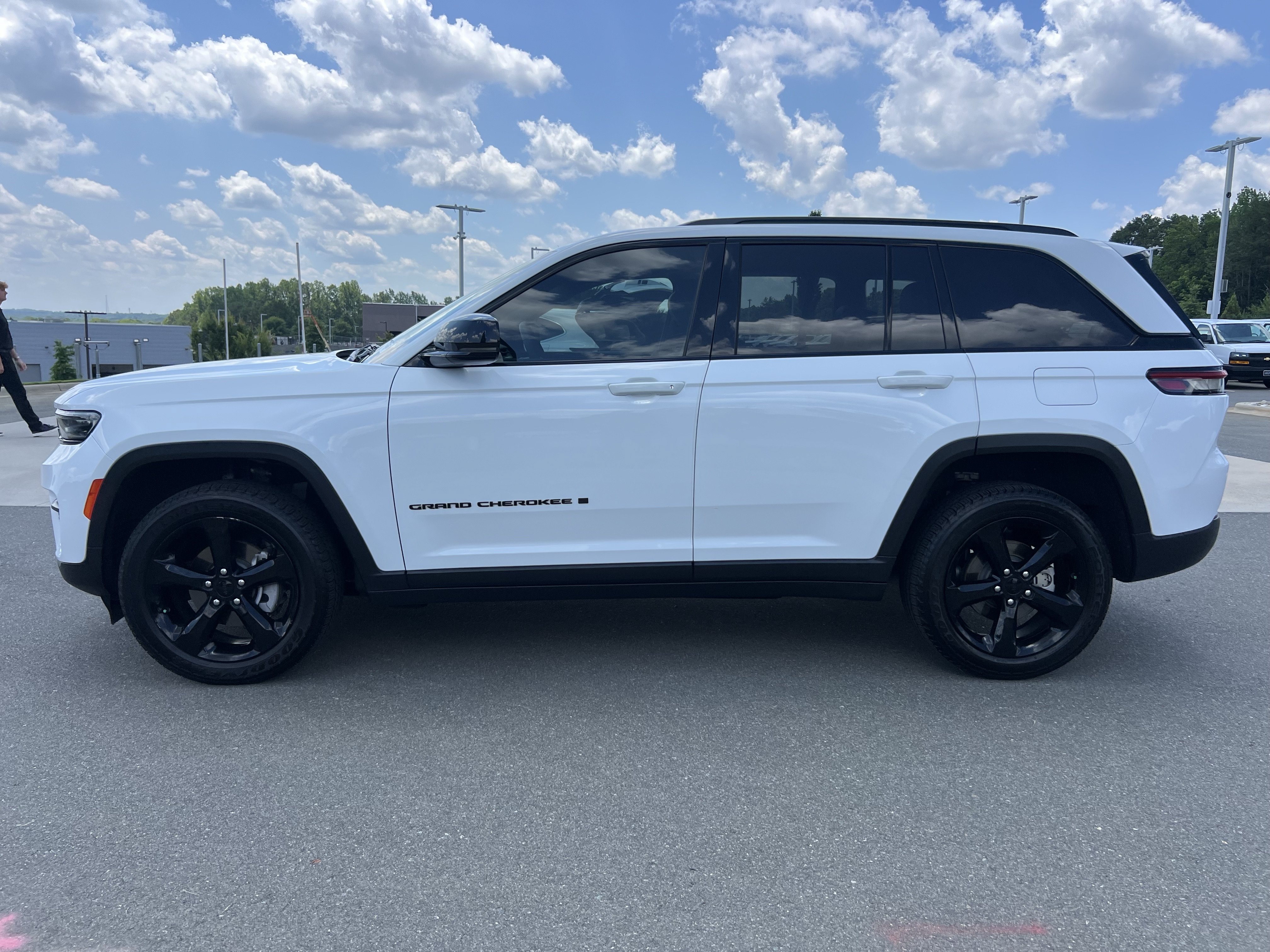 Used 2023 Jeep Grand Cherokee Altitude RWD image 6