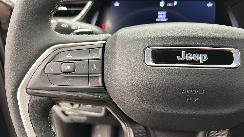 Used 2025 Jeep Grand Cherokee Altitude AWD/4WD image 18