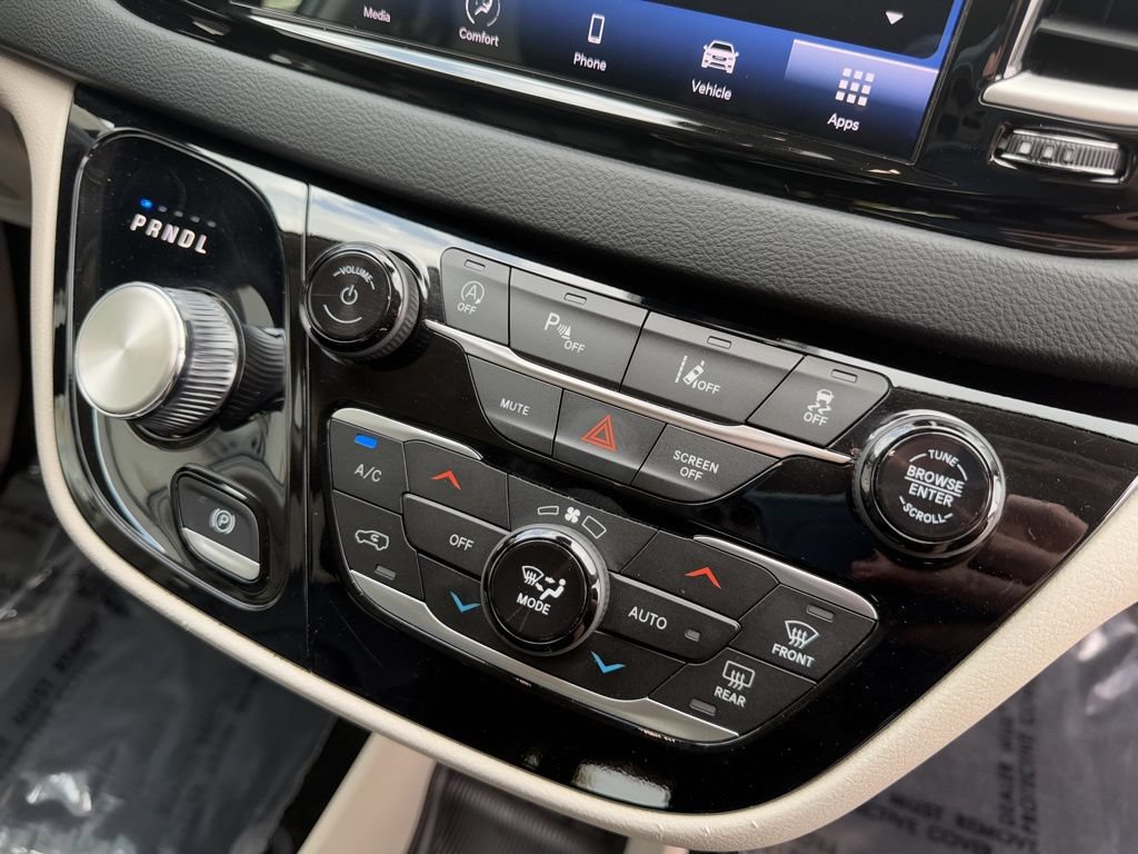 Used 2023 Chrysler Pacifica Touring-L FWD image 34
