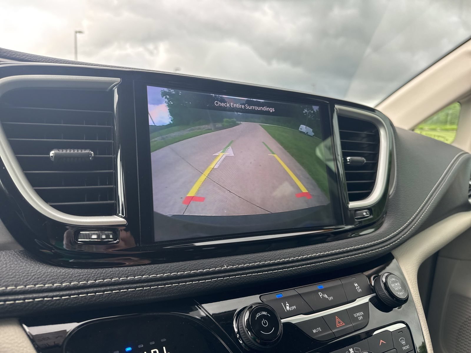 Used 2024 Chrysler Pacifica Limited FWD image 35