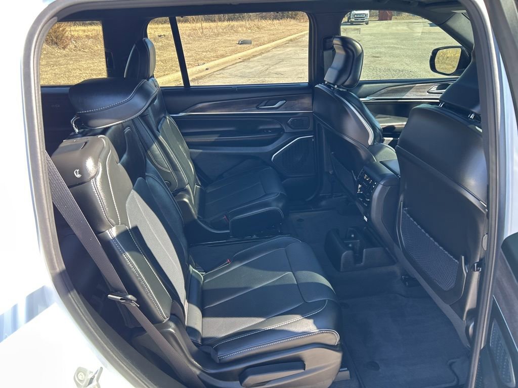 Used 2025 Jeep Grand Cherokee L Overland w/ Luxury Tech Group IV image 21