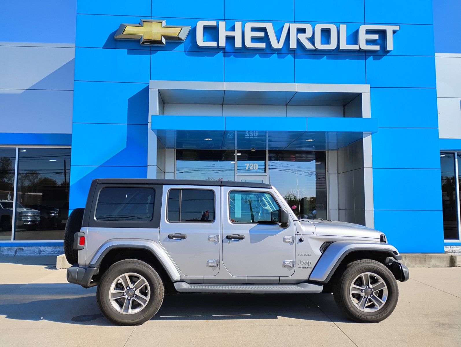 Used 2018 Jeep Wrangler Unlimited Sahara AWD/4WD image 6