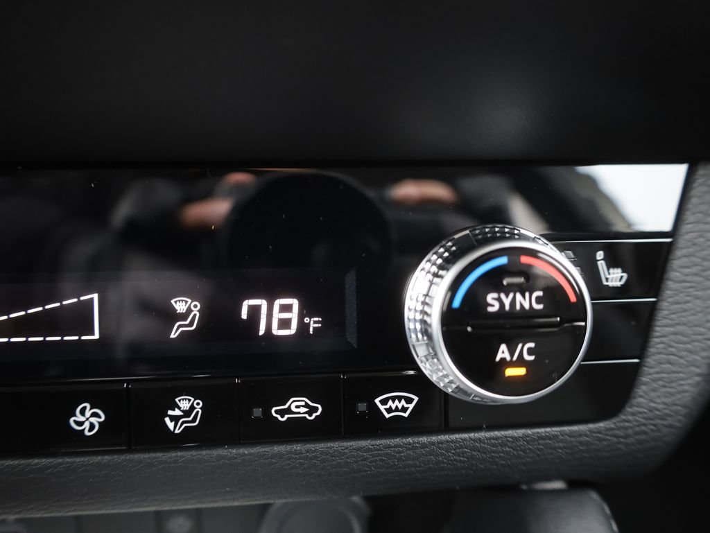 New 2025 Mitsubishi Outlander SE image 37