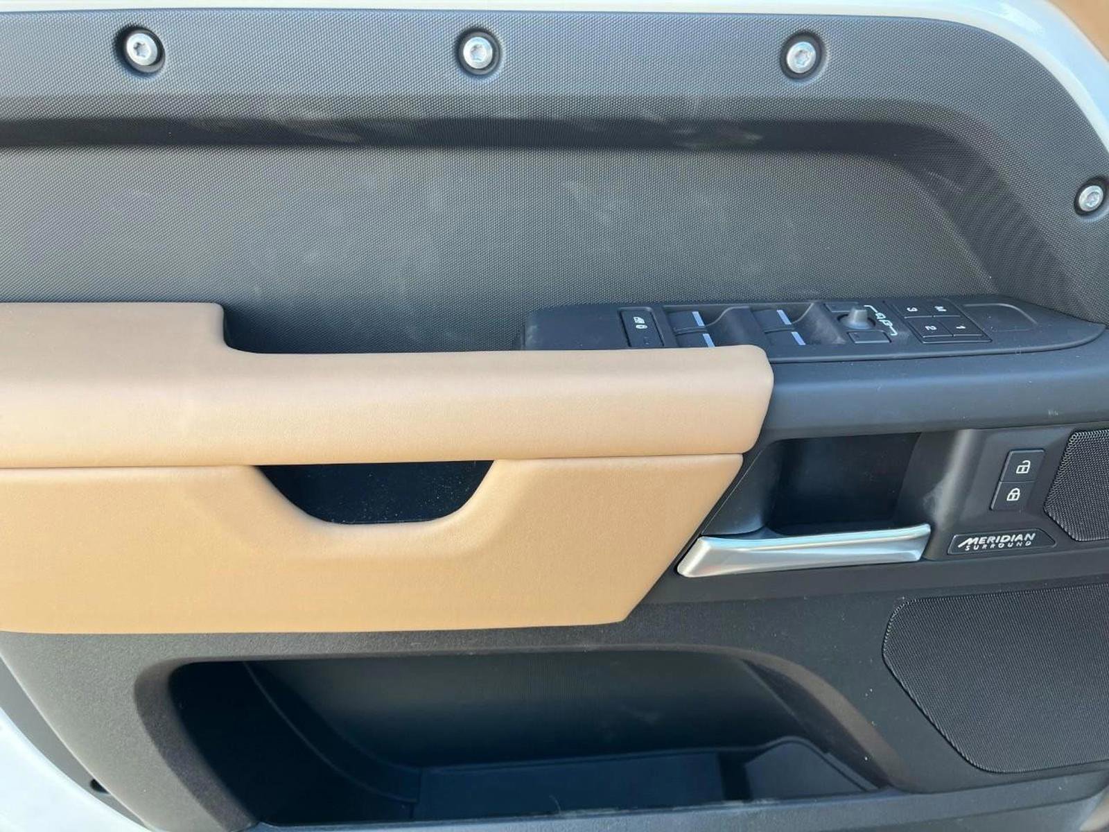 Used 2025 Land Rover Defender 110 X-Dynamic SE image 19