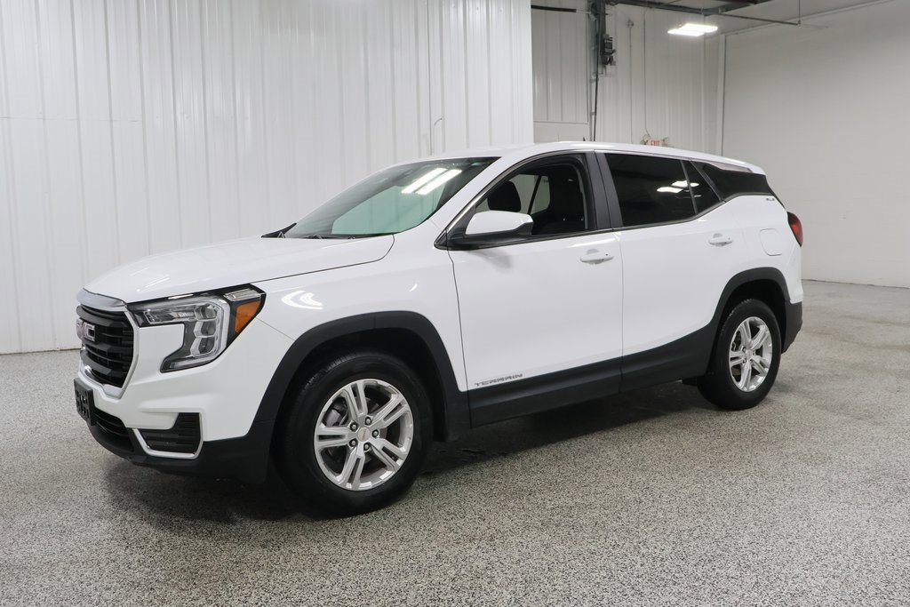 Used 2024 GMC Terrain SLE image 2