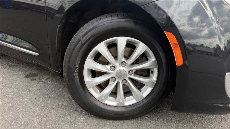 Used 2018 Chrysler Pacifica Touring-L FWD image 15