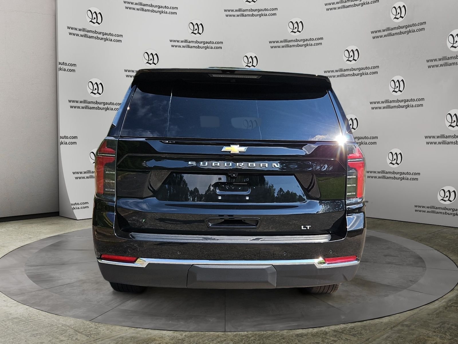 Used 2025 Chevrolet Suburban LT RWD image 4