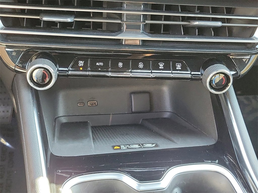 Used 2025 Chevrolet Traverse LT image 10